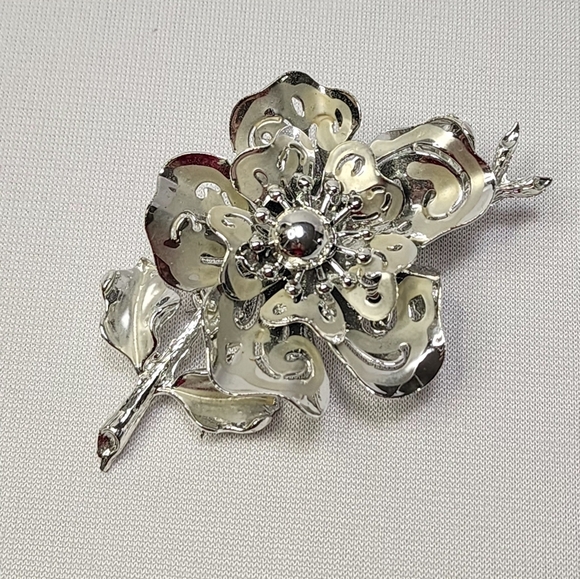 Vintage Signed Coro Silvertone Polished and Matte Tone Floral Brooch Pin - Picture 4 of 10